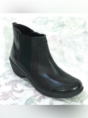Easy Spirit Brenley Black Leather w/Stretch Panels Zip Booties Explore 24 Sz 9M